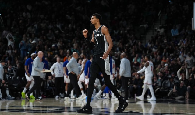 再扣你一个！文班点飞杰伦威后空切起飞 双手空接隔扣切特！