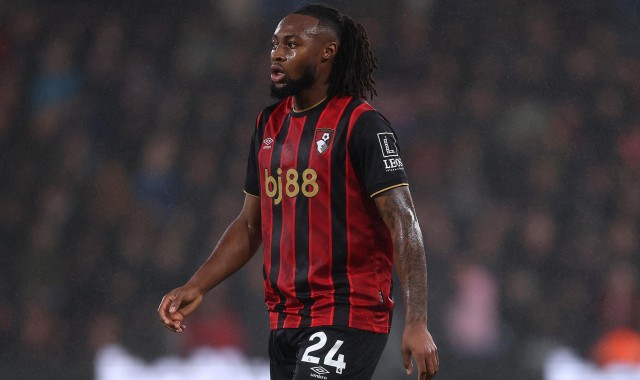 纽卡0-2曼城：尽管VAR闹剧，塞梅尼奥在曼城的梦幻开局仍在继续，豪伊怒火中烧