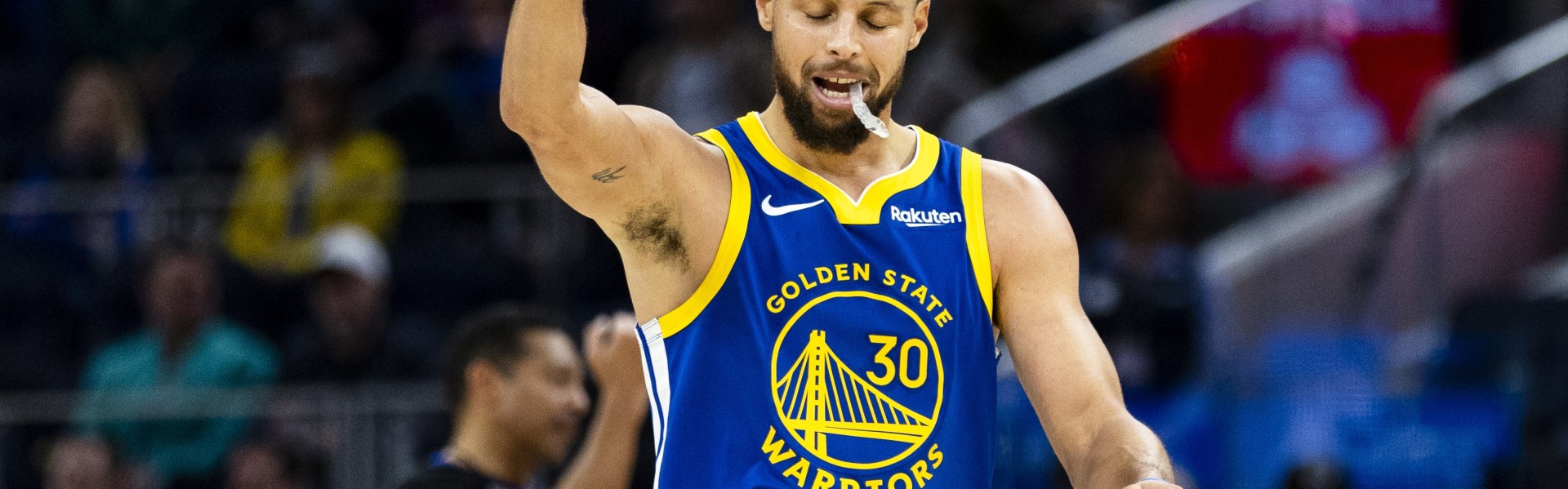 乐鱼官网-精准打击！库里底角接球 迎着防守高弧度三分砸进篮筐