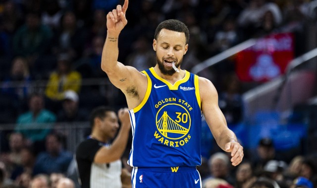 乐鱼官网-精准打击！库里底角接球 迎着防守高弧度三分砸进篮筐